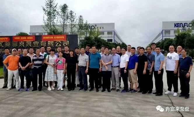 与会人员在遵义米兰app入口站官网 - 米兰(中国)有限公司大门口合影留念